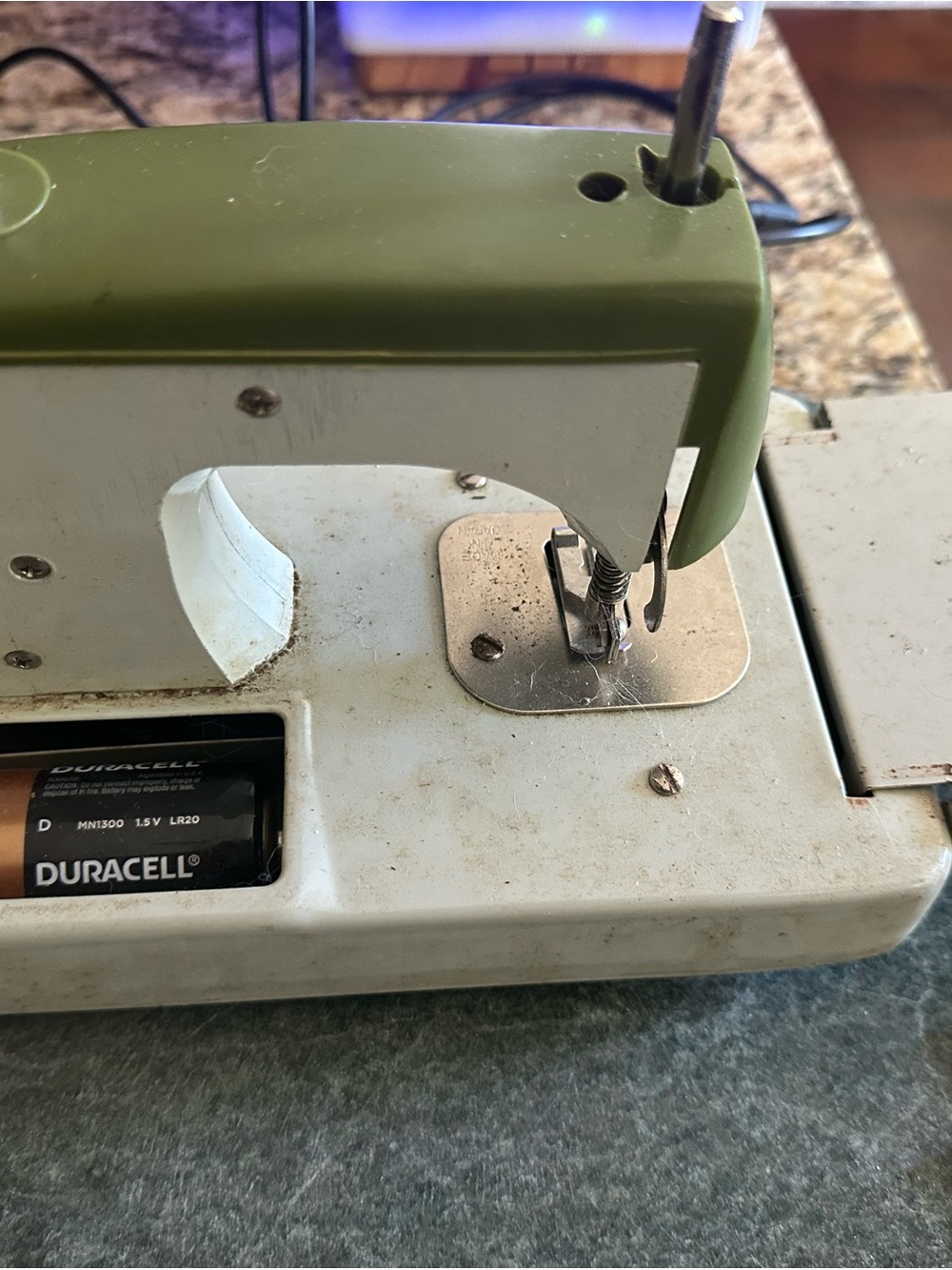 Zig-Zag Olive Green and Cream Sewing Machine - Picture 4 of 8